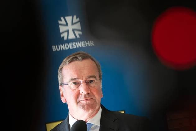 Bundesminister der Verteidigung Boris Pistorius besucht das Bundesamt fuer den Militaerischen Abschirmdienst Verteidigungsminister Boris Pistorius (SPD) im Portrait mit der Aufschrift Bundeswehr und Roten Punkt bei seinem Pressestatement im Anschluss an seinen Besuch im Bundesamt fuer den Militaerischen Abschirmdienst um sich persoenlich einen Ueberblick ueber aktuelle Themen und Entwicklungen im Bundesamt, der Konrad-Adenauer-Kaserne zu informieren, Koeln, 11.09.2023 Koeln Nordrhein-Westfalen Deutschland *** Federal Minister of Defense Boris Pistorius visits the Federal Office for Military Counterintelligence Defense Minister Boris Pistorius SPD in portrait with the inscription Bundeswehr and Red Dot during his press statement following h