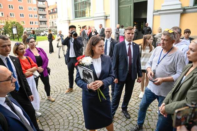 STOCKOHLM 20230911 Belarusian opposition leader and former presidential candidate Svetlana Tichanovskaya speaks with compatriots as she arrives at Katarina Church to receive the Anna Lindh Award at a ceremony commemorating the 20th anniversary of Anna Lindhs death Stockholm Sweden x10080x  Copyright: xFredrikxSandberg TTx ANNA LIND-PRISET 2023 TTABB0000000000212975