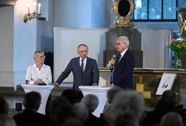 STOCKOHLM 20230911 Margot Wallström, Jan Eliasson and Carl Bildt all former foreign ministers in conversation at a memorial ceremony in Katarina Church 20 years after Anna Lindhs death In connection with the ceremony, the Anna Lindh Prize will be awarded to the Belarusian opposition leader and former presidential candidate Svetlana Tichanovskaja Stockholm Sweden x10080x  Copyright: xFredrikxSandberg TTx ANNA LIND-PRISET 2023 TTABB0000000000212987