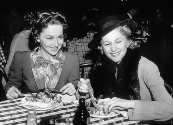 Olivia de Havilland, Joan Fontaine, circa 1941. (File Reference 34580-238THA)  Copyright: xCinemaxLegacyxCollection ThexHollywoodxArchivex xxx34464-076THA The Hollywood Archive