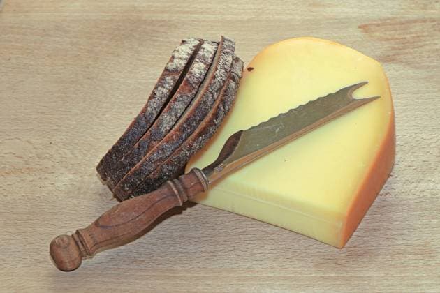 Beliebte Käsesprodukte Mittelalter Gouda am Stück mit kräftigem Roggenmischbrot aus den Niederlanden *** Popular cheese products Middle Ages Gouda in one piece with strong mixed rye bread from the Netherlands