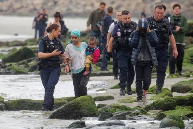Tentative de depart de migrants à Boulogne vers 9h ce matin PHOTOPQR VOIX DU NORD Johan BEN AZZOUZ ; 12 09 2023 ; Boulogne-sur-mer, le 12 septembre 2023. Nouvelle tentative de depart de migrants sur la plage de Boulogne vers 9h ce matin, via un taxi-boat. Les migrants dont de nombreux enfants, sur la plage ont tenté d échapper à la police et sont parvenus à se mettre à l eau, mais le taxi-boat n est jamais revenu vers eux. PHOTO JOHAN BEN AZZOUZ LA VOIX DU NORD - Boulogne sur Mer, France, sept 12th 2023. New attempt for migrants to leave Boulogne beach around 9 a.m. this morning, via a taxi-boat. The migrants, including many children, on the beach tried to escape the police and managed to get into the water, but the taxi-boat never c  Copyright: xPHOTOPQR VOIXxDUxNORD MAXPPPxJohanxBENxAZZOUZx 20230912VDN5582 20230912VDN5582