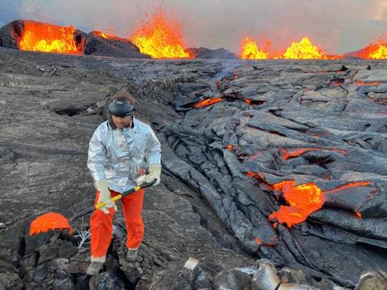 Bilder des Jahres 2023, News 09 September News Themen der Woche KW37 September 11, 2023, Kilauea, HI, United States: Hawaiian Volcano Observatory geologists, wearing protective equipment, take samples inside the Kilauea caldera summit at Hawaii Volcanoes National Park, September 11, 2023 in Kilauea, Hawaii. The volcano, one of the most active on earth began erupting after a two-month-long pause. Kilauea United States - ZUMAp138 20230911_zaa_p138_051 Copyright: xMatthewxPatrick Usgsx