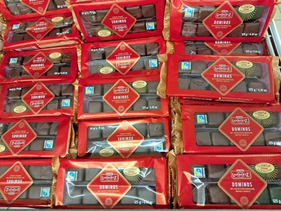 Weihnachtsgebaeck im Sommer 09.09.2023, Erfurt, Supermarkt, trotz sommerlicher Temperaturen um 30 Grad werden im Supermarkt bereits Weihnachtsartikel Weihnachtsgebaeck zum Verkauf angeboten im Bild: Dominosteine der Firma Lambertz *** Christmas baked goods in the summer 09 09 2023, Erfurt, supermarket, despite summer temperatures around 30 degrees in the supermarket already Christmas articles Christmas baked goods are offered for sale in the picture Dominos of the company Lambertz