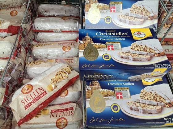 Weihnachtsgebaeck im Sommer 09.09.2023, Erfurt, Supermarkt, trotz sommerlicher Temperaturen um 30 Grad werden im Supermarkt bereits Weihnachtsartikel Weihnachtsgebaeck zum Verkauf angeboten im Bild: Stollen und Dresdner Christstollen *** Christmas baked goods in summer 09 09 2023, Erfurt, supermarket, despite summer temperatures around 30 degrees in the supermarket already Christmas articles Christmas baked goods are offered for sale in the picture Stollen and Dresdner Christstollen