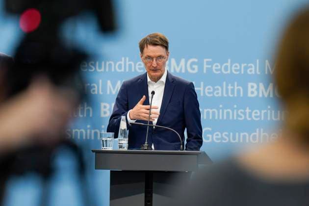 News Themen der Woche KW37 News Bilder des Tages Pressekonferenz zu Lösungsmöglichkeiten einer besseren Versorgung für Long-Covid-Erkrankte, Bundesgesundheitsminister Lauterbach Bundesgesundheitsminister Karl Lauterbach hat am 12.9.2023 zu einem Runden Tisch eingeladen, um über Lösungsmöglichkeiten einer besseren Versorgung für Long-Covid-Erkrankte zu beraten. Dazu sprachen auf einer Pressekonferenz mit Bundesgesundheitsminister Lauterbach, Prof. Carmen Scheibenbogen (Leiterin der Immundefekt-Ambulanz an der Charité) und Prof. Karl Broich (Präsident des Bundesinstituts für Arzneimittel und Medizinprodukte) Berlin Berlin GER *** Press conference on possible solutions for better care for Long Covid sufferers, Federal Minister of Health Lauterbach Federal Minister of Health Karl Lauterbach