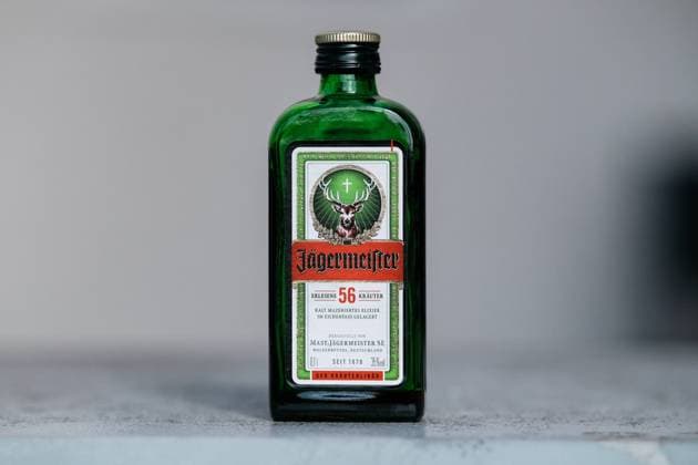 Düsseldorf 12.09.2023 Jägermeister Spirituose Alkohol Schnaps Schnapsflasche Glasflasche Kräuterschnaps Kräuterlikör Alkoholismus Alkoholabhängigkeit Düsseldorf Nordrhein-Westfalen Deutschland *** Dusseldorf 12 09 2023 Jägermeister spirit alcohol liquor liquor bottle glass bottle herb liquor alcoholism alcohol addiction Dusseldorf North Rhine Westphalia Germany