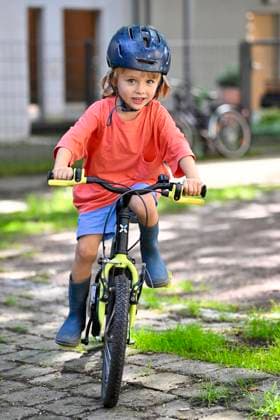  Kleiner Junge, blond, 5 Jahre, fährt Kinderfahrrad, Sturzhelm, urbane Umgebung, Stuttgart, Baden-Württemberg, Deutschland, Europa *** Kleiner Boy, blonde, 5 years, drives Childrens bike, Crash helmet, urban Environment, Stuttgart, Bathing Württemberg, Germany, Europe Copyright: imageBROKER/MichaelxWeber iblimw09611795.jpg ,model released, Symbolfoto ,property released RECORD DATE NOT STATED