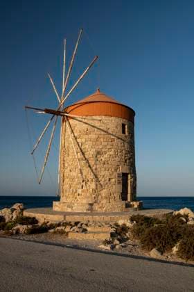 IMAGO Creative, Herbst, Reiseziel, Dodekanes, Griechische Inseln Blick auf die Windmühlen von Rhodos bei Sonnenuntergang, Alte Stadt Rhodos, Rhodos, Dodekanes, Griechische Inseln, Griechenland, Europa *** View at the Windmills from Rhodes at Sunset, Old City Rhodes, Rhodes, Dodecanese, Greek Islands, Greece, Europe Copyright: imageBROKER IngoxSchulz ibxisb09620258.jpg