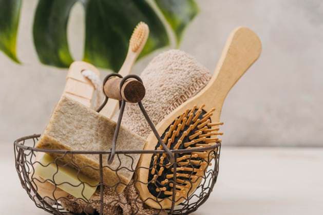 Creative Highlights Symbolfotos Vorderansicht Naturhaarbürste Zubehör *** Front view Natural hair brush Accessories Copyright: imageBROKER/OleksandrxLatkun ibxole09587051.jpg