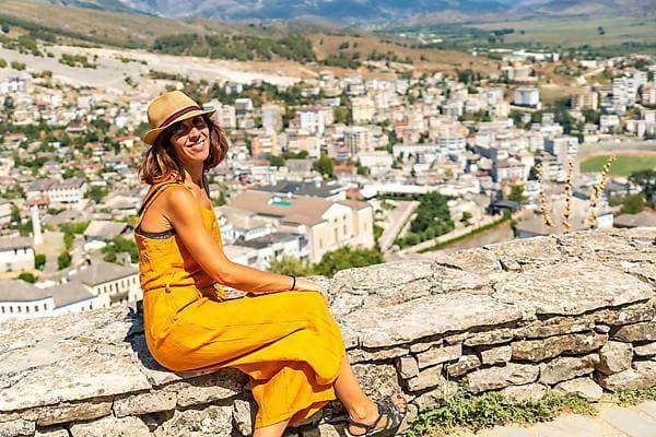 Ein Tourist blickt von der osmanischen Festung von Gjirokaster oder Gjirokastra auf die Stadt. Albanisch