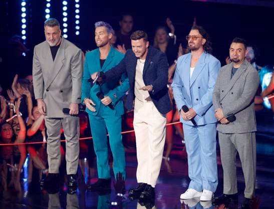 Entertainment Bilder des Tages Joey Fatone, Lance Bass, Justin Timberlake, J.C. Chasez, and Chris Kirkpatrick of *NSYNC help present Taylor Swift the Best Pop award during the 2023 MTV Video Music Awards VMA s at the Prudential Center in Newark, New Jersey, on Tuesday, September 12, 2023.  NYP20230912191 JOHNxANGELILLO
