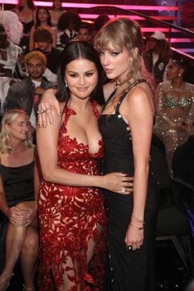 Entertainment Bilder des Tages NEWARK, NJ - SEPTEMBER 12: Selena Gomez and Taylor Swift at the 2023 MTV Video Music Awards at Prudential Center on September 12, 2023 in Newark, New Jersey. Copyright: xWalikxGoshornx