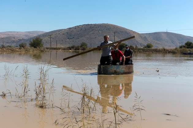 Bilder des Jahres 2023, News 09 September News Themen der Woche KW37 News Bilder des Tages (230912) -- KARDITSA (GREECE), Sept. 12, 2023 -- A boatman tranfers passengers through a flooded area in the village of Metamorfosi, Karditsa, Greece, on Sept. 12, 2023. Regions in central Greece are on alert for the impact of the recent floods on public health, local officials said on Tuesday. Fifteen people died and 4,570 were evacuated to safety during the floods, according to the Fire Brigade. ) GREECE-KARDITSA-FLOODS-HEALTH ALERT MariosxLolos 
