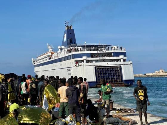 Bilder des Jahres 2023, News 09 September News Themen der Woche KW37 News Bilder des Tages September 13, 2023, LAMPEDUSA, ITALY: There are 6,792 migrants present on the island of Lampedusa. Most are located at the Imbriacola district hotspot, but more groups are waiting in various points of the island, especially on the piers. The Prefecture of Agrigento has arranged for the transfer of 880 people by 1pm: 700 will be boarded on the scheduled ferry which will arrive in Porto Empedocle in the evening. The police will soon begin escorting the various groups to the port and airport, 13 settembre 2023. ANSA ELIO DESIDERIO LAMPEDUSA ITALY  - ZUMAa110 20230913_zaf_a110_006 Copyright: xElioxDesideriox
