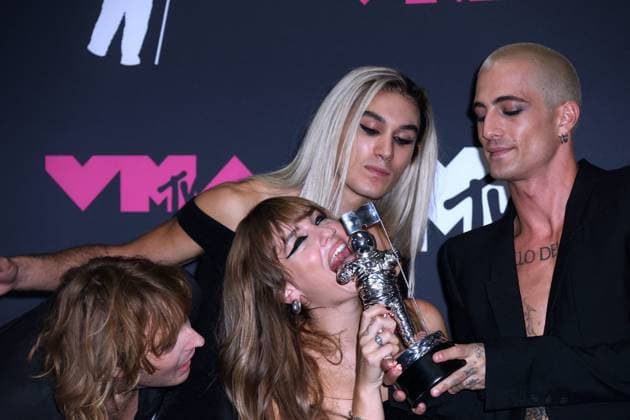 MTV Video Music Awards 2023 - Press Room - NJ Ethan Torchio, Thomas Raggi, Victoria De Angelis and Damiano David of Maneskin attend the Press Room with the award at The 2023 MTV VMA at the Prudential Center in Newark, NJ on September 12, 2023. Photo by Charles Guerin ABACAPRESS.COM Newark NJ  Copyright: xGuerinxCharles ABACAx 867514_016 GuerinxCharles ABACAx 867514_016