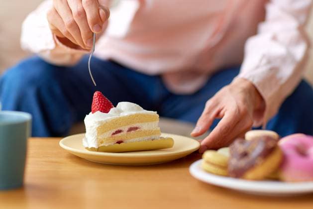 Japanese man eating at home AFLO218583180  , 218583180.jpg, ,model released, Symbolfoto