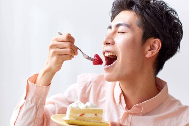Japanese man eating at home AFLO218583197  , 218583197.jpg, ,model released, Symbolfoto ,property released