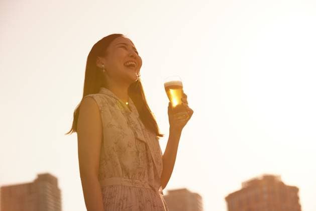 Japanese woman drinking beer AFLO218785731  , 218785731.jpg, ,model released, Symbolfoto