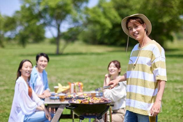 Japanese people having barbecue at city park AFLO219185116  , 219185116.jpg, ,model released, Symbolfoto