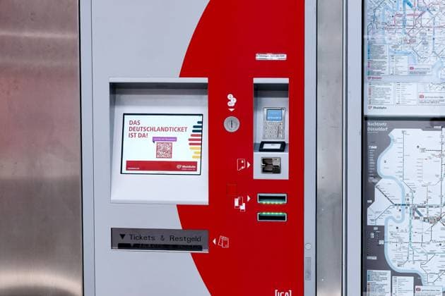 Düsseldorf 13.09.2023 Ticketautomat Ticket-Automat Fahrschein Fahrscheine Fahrkarte Fahrkarten Verkaufsautomat Nahverkehr ÖPNV VRR Rheinbahn Preiserhöhung Preise Bargeld Geld Geldscheine bargeldlos Kreditkarte EC-Karte Girocard Strassenbahn Tram U-Bahn Tarife Tarifzone Wabe Tarifwabe Pendler Homeoffice Abonnement Abo-Kunden Tickets 49-Euro-Ticket Inflation Bürgergeld Deutschlandticket Fahrscheinentwerter Tarifjungel Tarifdschungel Düsseldorf Nordrhein-Westfalen Deutschland *** Düsseldorf 13 09 2023 ticket vending machine ticket vending machine local transport ÖPNV VRR Rheinbahn price increase prices cash money bills cashless credit card EC card Girocard streetcar subway tariffs tariff zone honeycomb tariff honeycomb commuter home off