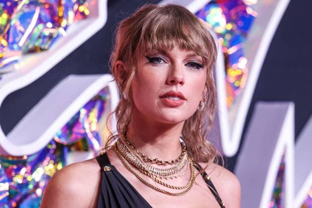 2023 MTV Video Music Awards - Arrivals NEWARK, NEW JERSEY, USA - SEPTEMBER 12: American singer-songwriter Taylor Swift wearing a Versace dress arrives at the 2023 MTV Video Music Awards held at the Prudential Center on September 12, 2023 in Newark, New Jersey, United States., Credit:Xavier Collin Avalon United States, New Jersey, Newark, Prudential Center  Copyright: xXavierxCollinx xAvalonx 0805045929