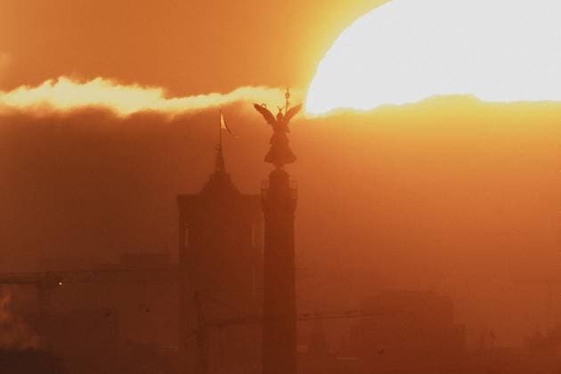 Die Siegessaeule zeichnet sich ab vor der aufgehenden Sonne in Berlin, 14.09.2023. Berlin Deutschland *** The victory column stands out in front of the rising sun in Berlin, 14 09 2023 Berlin Germany Copyright: xFlorianxGaertnerx