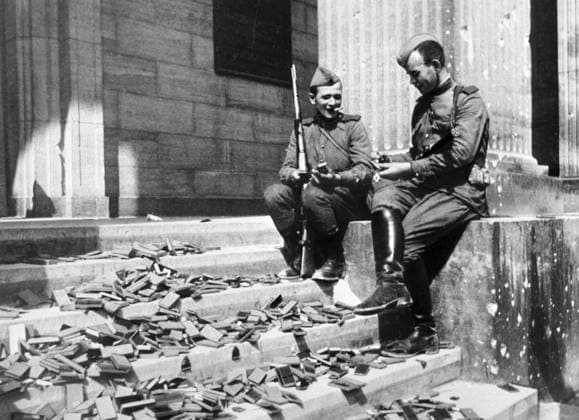 WARRIORS VICTORS REICHSTAG 1280 15.05.1945 Soviet warriors sitting on the staircase of the Imperial Chancellery examining iron crosses meant to award Nazi soldiers. Haldei Sputnik Berlin Germany  Copyright: xHaldeix