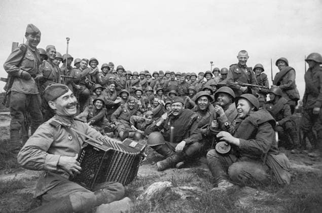 WWII ACCORDIONIST 1293 01.04.1943 Soldiers listening to an accordionist. Peter Sputnik Russia  Copyright: xPeterx