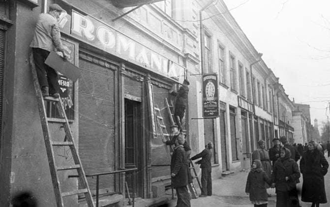 WWII ODESSA 2311 15.04.1944 Odessites remaking sign-boards. Zelma Sputnik Odessa Ukraine  Copyright: xZelmax