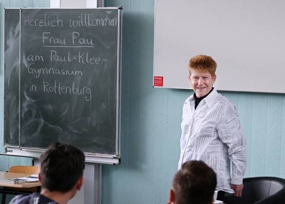 News Themen der Woche KW37 News Bilder des Tages Rottenburg 14.09.2023 Vizepraesidentin des Deutschen Bundestages, Petra Pau (Die Linke) besucht das Paul-Klee-Gymnasium in Rottenburg (Kreis Tuebingen) *** Rottenburg 14 09 2023 Vice President of the German Bundestag, Petra Pau Die Linke visits the Paul Klee Gymnasium in Rottenburg district Tuebingen Ulmer