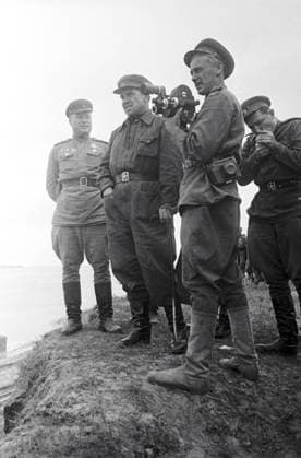 WWII CHUIKOV VISTULA 1294 01.08.1944 General V. Chuikov, center, and cameraman R. Karmen crossing the Vistula River. Alexander Kapustyanskiy Sputnik Poland  Copyright: xAlexanderxKapustyanskiyx