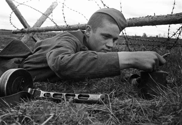 COMBAT ENGINEER MINE SUBMACHINE-GUN 1318 15.09.1943 Combat engineer I. Veshnyakov neutralizing a Nazi mine. The Kalinin Front. Vladimir Grebnev Sputnik Russia  Copyright: xVladimirxGrebnevx