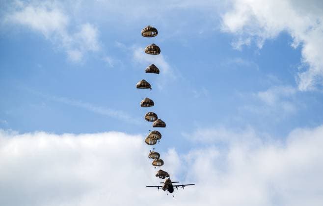 Bilder des Jahres 2023, News 09 September News Themen der Woche KW37 News Bilder des Tages EDE - Parachutists are dropped above the Ginkelse Heide during the media day of the international parachuting exercise Falcon Leap. Red Berets train with NATO allies to drop soldiers and equipment. During military missions, areas that are difficult to reach can be supplied in this way. ANP JEROEN JUMELET netherlands out - belgium out  Copyright: xx x478231565x originalFilename: 478231565.jpg