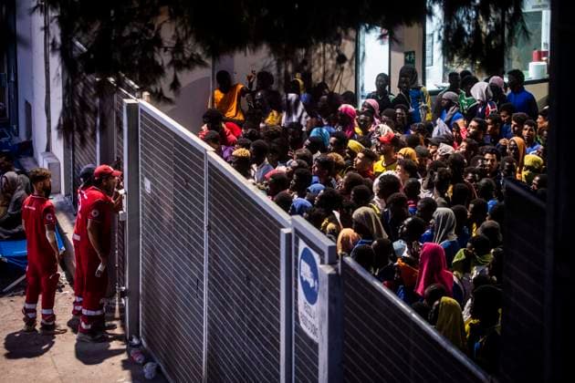 News Themen der Woche KW37 News Bilder des Tages Italian authorities begin transfer of migrants from Lampedusa, Italy - 14 Sep 2023 More than 6,790 migrants were on the Italian island on 13 September after a record arrival of 6,402 people in two days. The Prefecture of Agrigento has arranged for a ferry to pick up around 700 people from Lampedusa to Porto Empedocle, while another 180 being transferred by an IOM flight. Lampedusa, Italy, 14 September 2023, Credit:Alessandro SerranÃ² Avalon Italy, Lampedusa  Copyright: xAlessandroxSerranÃ²x xAvalonx 0805195935