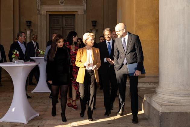 (v.l.n.r.) Shima Babaei (Iranische Frauenrechtsaktivistin, Gewinnerin des M100 Medienawards), Ursula von der Leyen (Präsidentin der Europäischen Kommission, Politikerin), Moritz van Dülmen (deutscher Kulturmanager, Geschäftsführer, Kulturprojekte Berlin), M100 Sanssouci Colloquium - Verleihung des M100 Media Award am 14. September 2023, 14.9.2023, Orangerie Sanssouci, Park Sanssouci, Potsdam, Brandenburg, Deutschland
