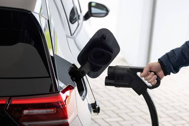 Ein Elektrofahrzeug VW ID3 wird an einer Ladesäule in der Volkswagen Sachsen GmbH in Zwickau geladen. In dem Werk in Sachsen werden verschiedene Elektro - Autos der Konzernmarken Volkswagen, Audi und Seat produziert. Aufgrund der schwachen Nachfrage nach E-Autos sollen in nächster Zeit zahlreiche Stellen abgebaut werden. 24.05.2023 Zwickau Sachsen Deutschland *** An electric vehicle VW ID3 is charged at a charging station at Volkswagen Sachsen GmbH in Zwickau The plant in Saxony produces various electric cars of the group brands Volkswagen, Audi and Seat Due to the weak demand for E cars, numerous jobs are to be cut in the near future 24 05 2023 Zwickau Saxony Germany