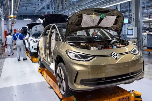 Elektrofahrzeuge VW ID3 werden in einer Montagehalle der Volkswagen Sachsen GmbH in Zwickau montiert. In dem Werk in Sachsen werden verschiedene Elektro - Autos der Konzernmarken Volkswagen, Audi und Seat produziert. Aufgrund der schwachen Nachfrage nach E-Autos sollen in nächster Zeit zahlreiche Stellen abgebaut werden. 24.05.2023 Zwickau Sachsen Deutschland *** Electric vehicles VW ID3 are assembled in an assembly hall of Volkswagen Sachsen GmbH in Zwickau The plant in Saxony produces various electric cars of the group brands Volkswagen, Audi and Seat Due to the weak demand for E cars, numerous jobs are to be cut in the near future 24 05 2023 Zwickau Saxony Germany