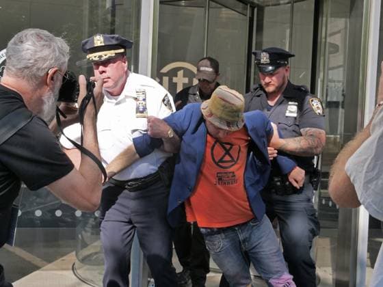 Bilder des Jahres 2023, News 09 September News Themen der Woche KW37 News Bilder des Tages September 14, 2023, New York, New York, US: Multiple protesters were arrested during a climate demonstration at the NYC headquarters of Citi in Tribeca according to the NYPD. Dozens blocked entrances to the banking giants building on Greenwich St. in an attempt to stop the bank from investing in fossil fuels. With banners and signage they blocked Citi employees from entering their offices for an hour or so till police after warning them to disperse starting making arrests. New York US - ZUMAh156 20230914_znp_h156_008 Copyright: xMiloxHessx