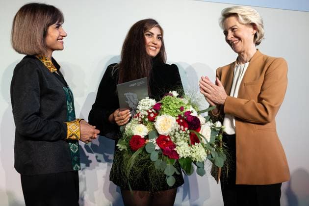 (v.l.n.r.) Mersedeh Shahinkar (iranische Aktivistin), Shima Babaei, Ursula von der Leyen (Präsidentin der Europäischen Kommission, Politikerin), M100 Sanssouci Colloquium - Verleihung des M100 Media Award am 14. September 2023, 14.9.2023, Orangerie Sanssouci, Park Sanssouci, Potsdam, Brandenburg, Deutschland