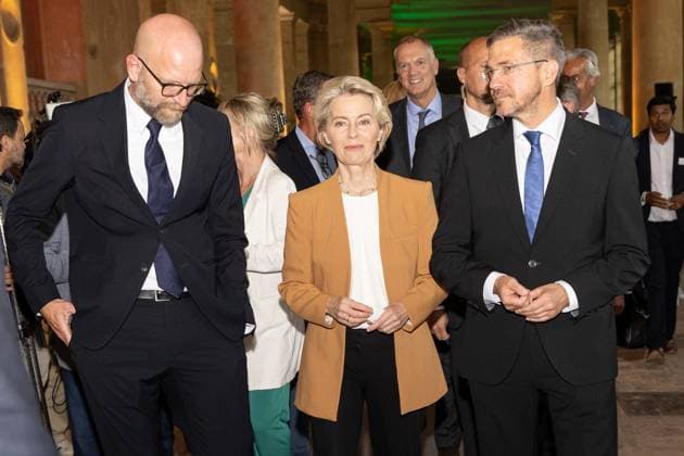 (v.l.n.r.) Moritz van Dülmen (deutscher Kulturmanager, Geschäftsführer, Kulturprojekte Berlin), Ursula von der Leyen (Präsidentin der Europäischen Kommission, Politikerin), Mike Schubert (Oberbürgermeister von Potsdam, Politiker), M100 Sanssouci Colloquium - Verleihung des M100 Media Award am 14. September 2023, 14.9.2023, Orangerie Sanssouci, Park Sanssouci, Potsdam, Brandenburg, Deutschland