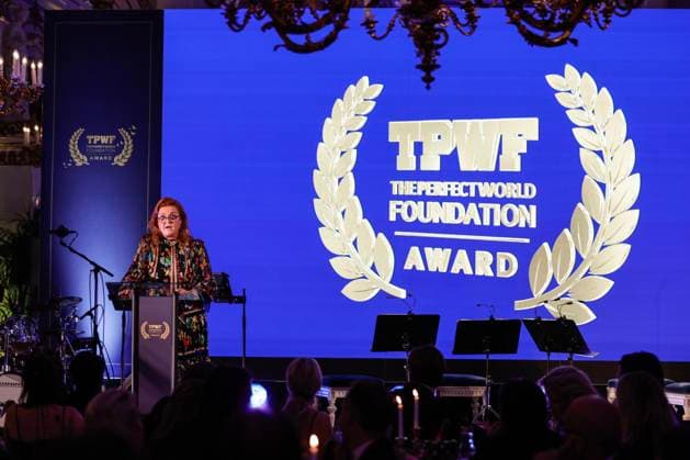 GÖTEBORG 20230914 Sarah Ferguson, Duchess of York, presents the perfect world foundation award to Sex and the City star Kristin Davis during a gala at the Stock Exchange in Gothenburg The perfect world foundation award is presented annually by the Swedish wildlife and nature organization The  Copyright: xAdamxIhse TTx THE PERFECT WORLD FOUNDATION AWARD TTABB0000000000214519