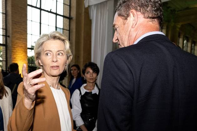 Ursula von der Leyen (Präsidentin der Europäischen Kommission, Politikerin), Kai Diekmann (rechts), M100 Sanssouci Colloquium - Verleihung des M100 Media Award am 14. September 2023, 14.9.2023, Orangerie Sanssouci, Park Sanssouci, Potsdam, Brandenburg, Deutschland
