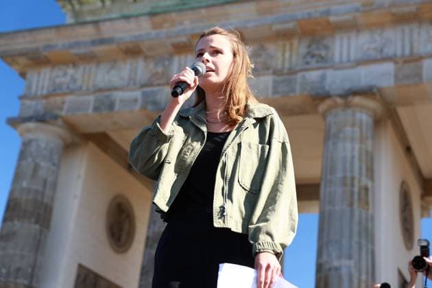 News Themen der Woche KW37 News Bilder des Tages Luisa Neubauer auf der Bühne, Klima-Streik, Klima-Aktivisten versammeln sich auf der Großdemo von Fridays For Future, 15.9.2023, Brandenburger Tor, Berlin, Deutschland *** Luisa Neubauer on stage, climate strike, climate activists gather at Fridays For Future large demonstration, 15 9 2023, Brandenburg Gate, Berlin, Germany. kreativmedia_klimastreik_12