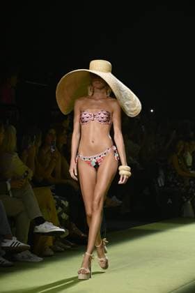 Entertainment Themen der Woche KW37 Entertainment Bilder des Tages at collection runway a creation from Dolores Cortes during Pasarela Cibeles Mercedes-Benz Fashion Week Madrid 2023 in Madrid, on 15 September 2023. Cordon Press *** at collection runway a creation from Dolores Cortes during Pasarela Cibeles Mercedes Benz Fashion Week Madrid 2023 in Madrid, on 15 September 2023 Cordon Press 