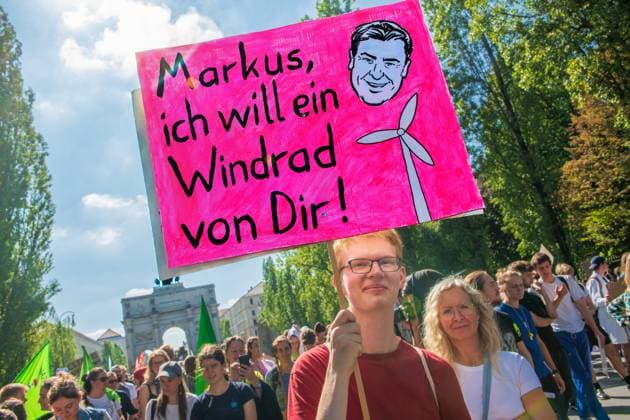 News Themen der Woche KW37 News Bilder des Tages Söder-Plakat bei Demozug, Globaler Klimastreik von Fridays for Future, München, 15. September 2023 Deutschland, München, 15. September 2023, Demonstrant mit Söder-Spruch: Markus ich will ein Windrad von Dir, Kritik an mangelndem Windkraft-Ausbau in Bayern, Demozug auf der Leopoldstraße, Globaler Klimastreik von Fridays for Future und Aktionsbündnis, für Klimagerechtigkeit und eine lebenswerte Zukunft, Auftaktkundgebung um 12 Uhr am Siegestor, Demozug und Kundgebung, Aktion, Klima, Umwelt, Bayern, *** Söder poster at protest march, Global climate strike of Fridays for Future, Munich, 15 September 2023 Germany, Munich, 15 September 2023, Demonstrator with Söder saying Markus I want a wind turbine from you, Criticism of lack of wind pow