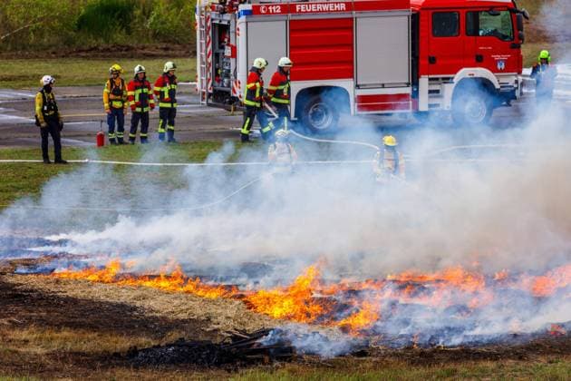 Feuerwehr und Notarzt, Symbolfotos FireMobil - Leistungsschau Katastrophenschutz in Welzow DEU Deutschland Brandenburg Welzow, 15.09.2023, Feuerwehrleute von @fire demonstrieren die Brandbekaempfung eines Flaechenbrandes. Die dreitaegige Feuerwehrmesse FireMobil findet erstmalig vom 14.09. bis zum 16.09.2023 auf dem Flugplatz Welzow statt und gilt als Leistungsschau fuer Entscheider und Anwender in Einsatzorganisationen, im Katastrophenschutz und in Feuerwehren - geboten werden u.a. Loeschvorfuehrungen und Workshops. *** FireMobil Leistungsschau Katastrophenschutz in Welzow DEU Germany Brandenburg Welzow, 15 09 2023, firefighters from @fire demonstrate the firefighting of a wildfire The three-day fire fair FireMobil takes place for the first time from 14 09 to 16 09 2023 at AF_FireMobil_79652.jpeg