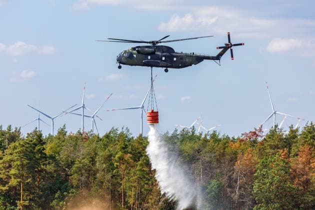 FireMobil - Leistungsschau Katastrophenschutz in Welzow DEU Deutschland Brandenburg Welzow, 15.09.2023, Ein Hubschrauber CH-53 der Bundeswehr demonstriert die Feuerbekaempfung mittels Wasserabwurf aus der Luft. Die dreitaegige Feuerwehrmesse FireMobil findet erstmalig vom 14.09. bis zum 16.09.2023 auf dem Flugplatz Welzow statt und gilt als Leistungsschau fuer Entscheider und Anwender in Einsatzorganisationen, im Katastrophenschutz und in Feuerwehren - geboten werden u.a. Loeschvorfuehrungen und Workshops. *** FireMobil Leistungsschau Katastrophenschutz in Welzow DEU Germany Brandenburg Welzow, 15 09 2023, A helicopter CH 53 of the German Federal Armed Forces demonstrates the firefighting by means of water dropping from the air The three-da AF_FireMobil_79850.jpeg