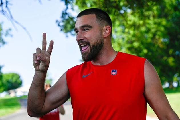 July 29, 2023: Kansas City Chiefs tight end Travis Kelce greets fans during training camp at Missouri Western State University in St. Joseph, Missouri. - ZUMAm67_ 20230729_zaf_m67_016 Copyright: xTammyxLjungbladx