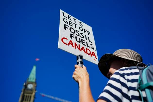 September 15, 2023, Ottawa, ON, Canada: People participate in a climate protest on Parliament Hill in Ottawa on Friday, Sept. 15, 2023. Ottawa Canada  - ZUMAc35_ 20230916_zaf_c35_016 Copyright: xSeanxKilpatrickx